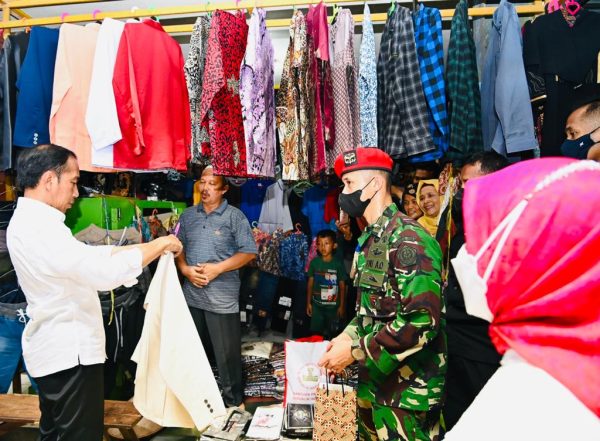 Presiden Beli Baju Koko Dan Mengunjungi Pasar Petanahan Kebumen,