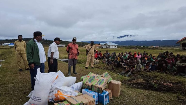 Kapolri Salurkan 264,7 Ton Beras Dan 1.500 Sembako Untuk Warga Papua Yang Kekeringan