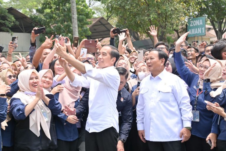 Menhan Prabowo Dampingi Presiden RI Tinjau PT Pindad di Bandung