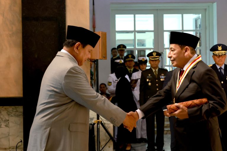Menhan Prabowo Menganugerahkan Dharma Pertahanan Utama Kepada Habib Luthfi