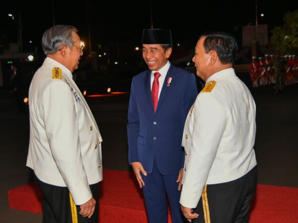 Menhan Prabowo Dampingi Presiden Jokowi Pimpin Upacara Parade Senja di Kemhan