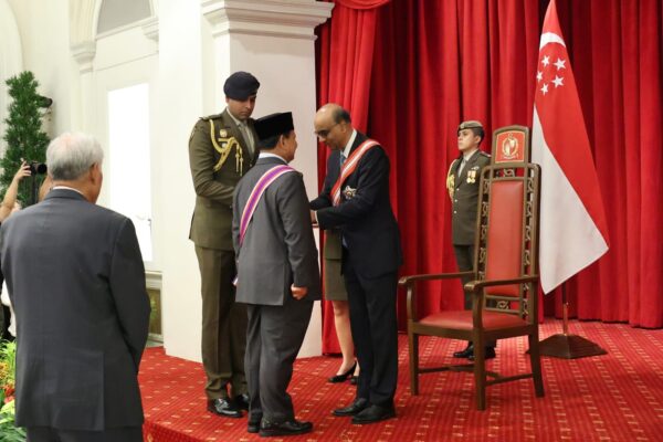 Menhan RI Prabowo Subianto Menerima Penghargaan Militer Tertinggi dari Singapura