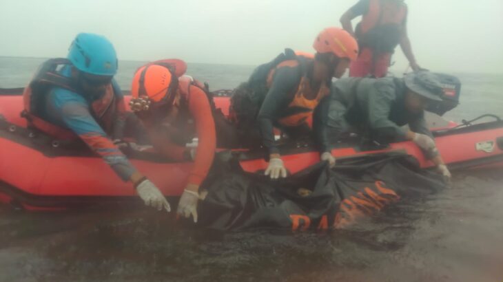 Bakamla RI Evakuasi Korban Kapal Terbalik di Muara Kalibaru Jakarta Utara