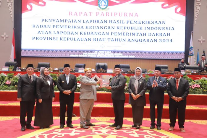 DPRD Provinsi Kepulauan Riau menggelar Rapat Paripurna di Ruang Sidang Utama Balairung Raja Khalid, Senin (23/6)
