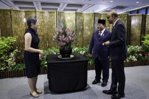 Presiden Prabowo memberikan nama anggrek “Paraphalante Dora Sigar Soemitro” di Parliament House, Singapura, pada Senin, 16 Juni 2025. (Foto: BPMI Setpres) Read more: https://setkab.go.id/presiden-prabowo-beri-nama-anggrek-paraphalante-dora-sigar-soemitro-dalam-kunjungan-kenegaraan-di-singapura/