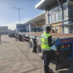 AKPS dan JPJ menahan lori jenis pole trailer yang digunakan untuk menyeludup 3,500 liter diesel ke negara jiran melalui Kompleks Imigresen, Kastam, Kuarantin dan Keselamatan (ICQS) Bukit Kayu Hitam, Kedah, semalam. - Foto ihsan AKPS.