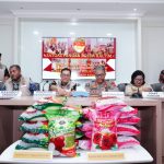 Kapolda Kaltim gelar konferensi pers terkait pengungkapan tindak pidana perlindungan konsumen atas peredaran beras yang tidak sesuai dengan klaim mutu pada kemasannya, Jumat (25/7/2025).