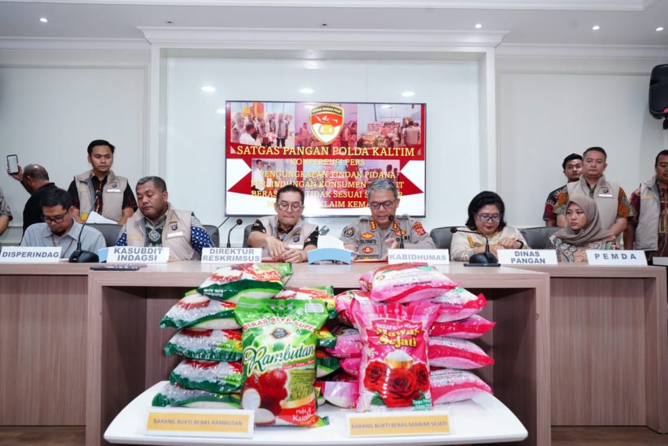 Kapolda Kaltim gelar konferensi pers terkait pengungkapan tindak pidana perlindungan konsumen atas peredaran beras yang tidak sesuai dengan klaim mutu pada kemasannya, Jumat (25/7/2025).