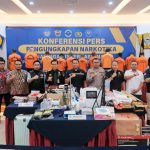 Dalam konferensi pers, Kepala Bea Cukai Soekarno-Hatta Gatot Sugeng Wibowo menjelaskan bahwa penindakan ini juga berhasil mengamankan 10 tersangka, terdiri atas 5 WNI dan 5 WNA asal Belanda, Jerman, Singapura, Malaysia, dan Tiongkok.