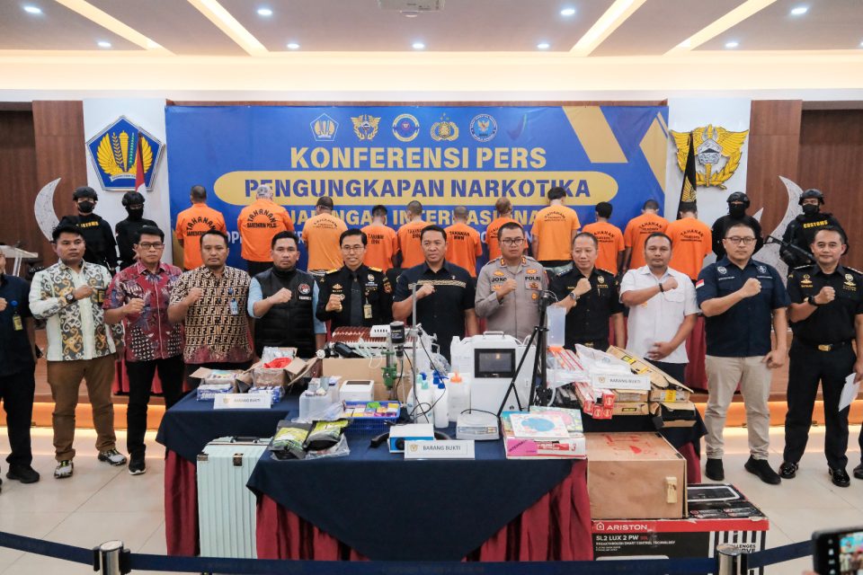 Dalam konferensi pers, Kepala Bea Cukai Soekarno-Hatta Gatot Sugeng Wibowo menjelaskan bahwa penindakan ini juga berhasil mengamankan 10 tersangka, terdiri atas 5 WNI dan 5 WNA asal Belanda, Jerman, Singapura, Malaysia, dan Tiongkok.