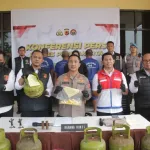 Satreskrim Polres Purwakarta membongkar praktik penyuntikan ulang gas elpiji subsidi 3 kg ke tabung non-subsidi, Kamis (17/7/2025).