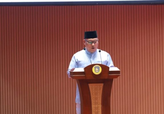 Rapat dipimpin Wakil Ketua III DPRD Kepri H. Bakhtiar, MA dan dihadiri oleh Wakil Gubernur Kepri, Nyanyang Haris Pratamura, SE., M.Si., yang menyampaikan langsung tanggapan pemerintah.