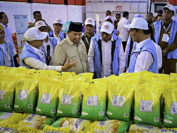 Presiden Prabowo Subianto meresmikan peluncuran kelembagaan 80.081 Koperasi Desa/Kelurahan Merah Putih (KDMP/KKMP) dalam sebuah acara yang digelar di Koperasi Desa Merah Putih Bentangan, Desa Bentangan, Kecamatan Wonosari, Kabupaten Klaten, pada Senin, 21 Juli 2025. (Foto: BPMI Setpres)

Read more: https://setkab.go.id/masyarakat-sambut-antusias-peluncuran-80-081-koperasi-merah-putih-harapan-baru-untuk-ekonomi-desa/