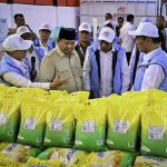 Presiden Prabowo Subianto meresmikan peluncuran kelembagaan 80.081 Koperasi Desa/Kelurahan Merah Putih (KDMP/KKMP) dalam sebuah acara yang digelar di Koperasi Desa Merah Putih Bentangan, Desa Bentangan, Kecamatan Wonosari, Kabupaten Klaten, pada Senin, 21 Juli 2025. (Foto: BPMI Setpres) Read more: https://setkab.go.id/masyarakat-sambut-antusias-peluncuran-80-081-koperasi-merah-putih-harapan-baru-untuk-ekonomi-desa/