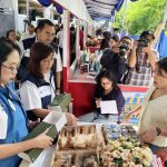 Direktur FIFGROUP, Esther Sri Harjati (kedua dari kiri) bersama manajemen menunjukkan dukungan nyata kepada pelaku UMKM dengan berbelanja produk kuliner di booth Yoyo Bolen, salah satu UMKM binaan FIFGROUP dalam FIFestival Street Food 2025.