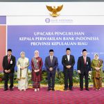 Gubernur Kepri Ansar Ahmad berfoto bersama pejabat baru dan lama Kepala Perwakilan Bank Indonesia Provinsi Kepri, dan Deputi Gubernur BI Juda Agung, Jumat (18/7/2025). (Sumber: Humas Perwakilan BI Kepri)