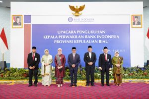 Gubernur Kepri Ansar Ahmad berfoto bersama pejabat baru dan lama Kepala Perwakilan Bank Indonesia Provinsi Kepri, dan Deputi Gubernur BI Juda Agung, Jumat (18/7/2025). (Sumber: Humas Perwakilan BI Kepri)