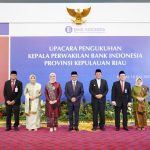 Gubernur Kepri Ansar Ahmad berfoto bersama pejabat baru dan lama Kepala Perwakilan Bank Indonesia Provinsi Kepri, dan Deputi Gubernur BI Juda Agung, Jumat (18/7/2025). (Sumber: Humas Perwakilan BI Kepri)