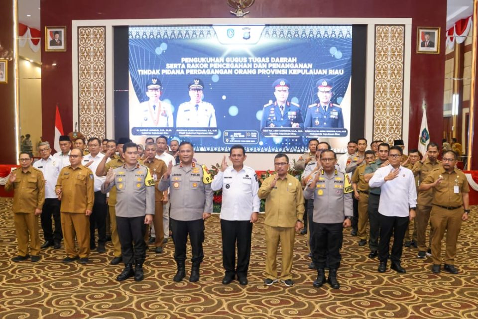 Gubernur Ansar berfoto bersama Gugus Tugas TPPO Kepri. Pengukuhan ini menandai babak baru komitmen Provinsi Kepri dalam melindungi masyarakat dari praktik kejahatan perdagangan manusia.