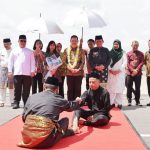 Gubernur Kepulauan Riau H. Ansar Ahmad menyambut langsung kedatangan Kepala Kejaksaan Tinggi