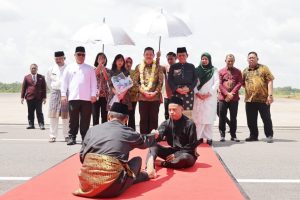 Gubernur Kepulauan Riau H. Ansar Ahmad menyambut langsung kedatangan Kepala Kejaksaan Tinggi