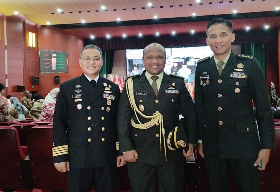 Dua perwira TNI, berhasil menyelesaikan program Defence and Strategic Studies Course