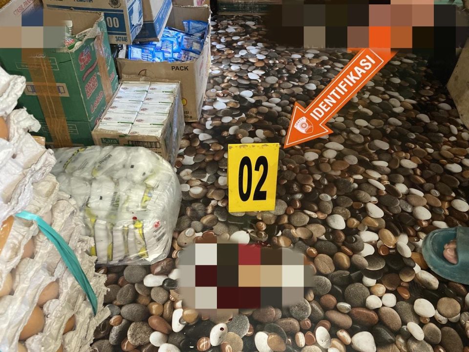 Seorang warga sipil bernama Joni Hendra tewas ditembak oleh anggota Kelompok Kriminal Bersenjata (KKB) saat sedang melayani pembeli di kios miliknya