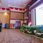 Peluncuran Buku "Ibu Sehat Anak Kuat Generasi Bebas Stunting" karya Hj Dewi Kumalasari Ansar pada peringatan Harganas 2025 tingkat Provinsi Kepri, Rabu (16/7/2025). (Enji/Diskominfo Kepri)