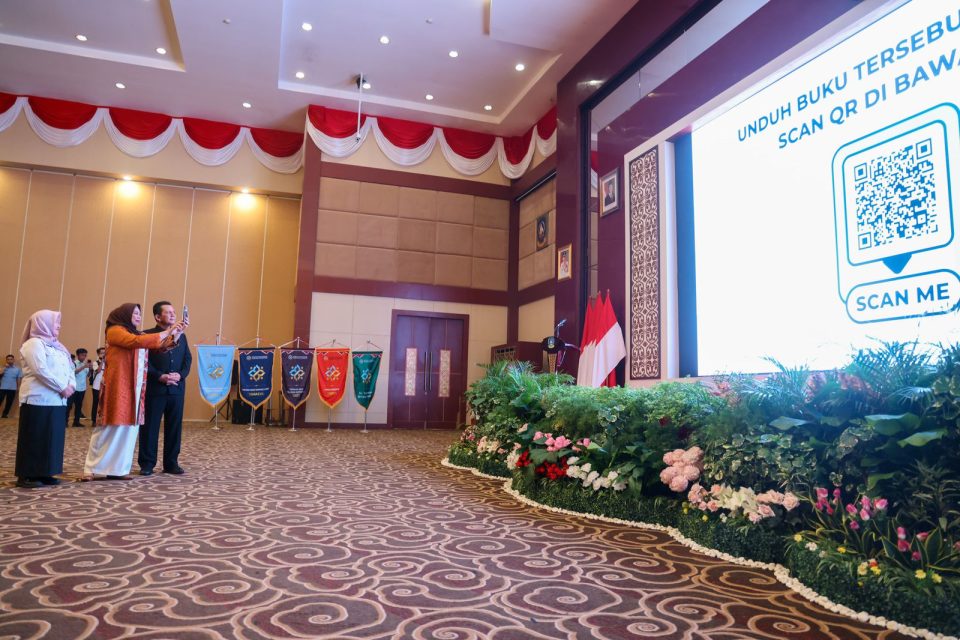 Peluncuran Buku "Ibu Sehat Anak Kuat Generasi Bebas Stunting" karya Hj Dewi Kumalasari Ansar pada peringatan Harganas 2025 tingkat Provinsi Kepri, Rabu (16/7/2025). (Enji/Diskominfo Kepri)