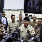 Presiden Prabowo menyampaikan keterangan pers kepada awak media di Pangkalan TNI AU Halim Perdanakusuma, Jakarta, pada Rabu, 16 Juli 2025. (Foto: BPMI Setpres) Read more: https://setkab.go.id/indonesia-as-sepakati-penurunan-tarif-presiden-prabowo-kita-lindungi-pekerja-dan-kepentingan-rakyat/