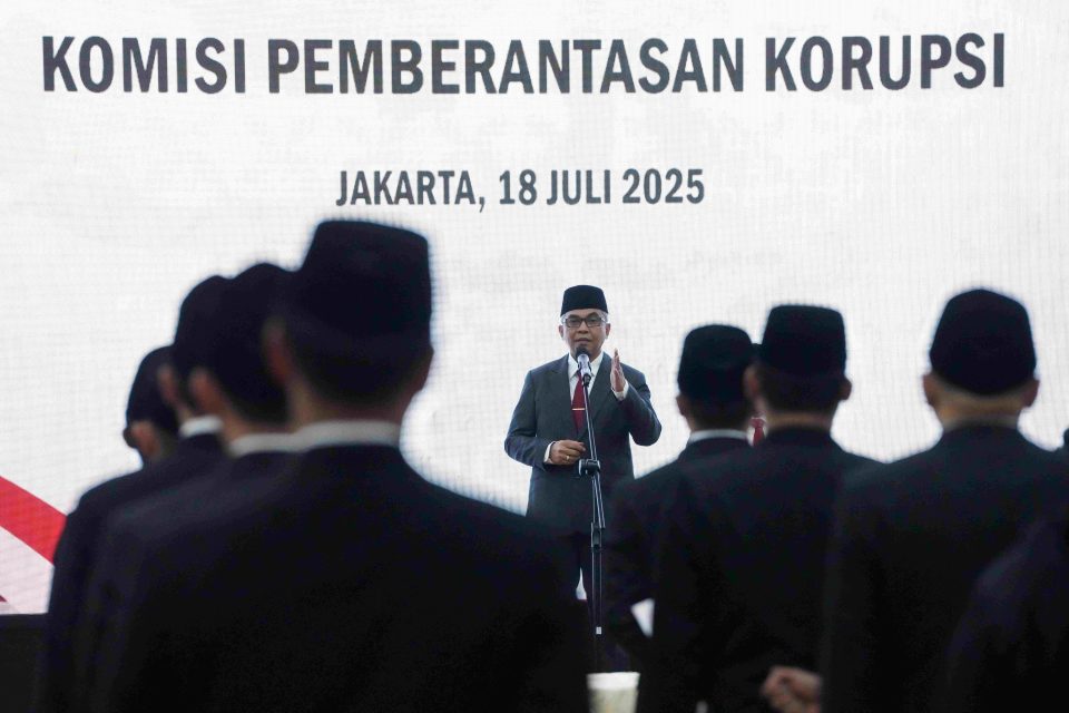 KPK kembali memperkuat upaya pemberantasan korupsi dengan melantik dan mengambil sumpah 40 insan KPK, yang terdiri dari 9 penyelidik dan 31 penyidik, di Gedung Merah Putih KPK, Jakarta, Jumat (18/7)