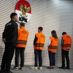 KPK kembali menahan empat orang tersangka dalam kasus dugaan tindak pidana korupsi berupa pemerasan dan gratifikasi