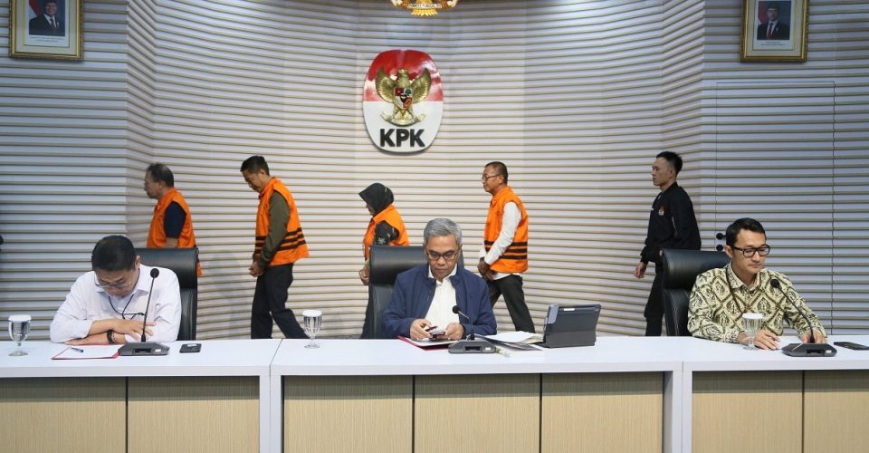 KPK menahan empat orang tersangka dalam perkara dugaan tindak pidana korupsi Jakarta, 17 Juli 2025