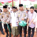 Ketua DPRD Provinsi Kepulauan Riau, bersama Kapolda Kepri, meresmikan fasilitas sanitasi dan mandi, cuci, kakus (MCK) di Pondok Pesantren Daarul Hikam, Patam Lestari, pada Rabu (9/7/2025).