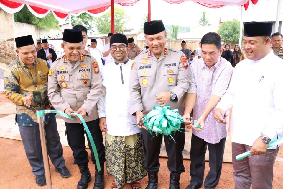 Ketua DPRD Provinsi Kepulauan Riau, bersama Kapolda Kepri, meresmikan fasilitas sanitasi dan mandi, cuci, kakus (MCK) di Pondok Pesantren Daarul Hikam, Patam Lestari, pada Rabu (9/7/2025).
