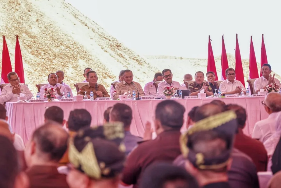 Wamen Polhukam RI Lodewitjk Freiderich Paulus (tengah) didampingi Gubernur Kepri Ansar Ahmad, Plt Wakajagung Prof Asep Nana Mulyana, Senin (28/7/2025). (Enji/Diskominfo Kepri)