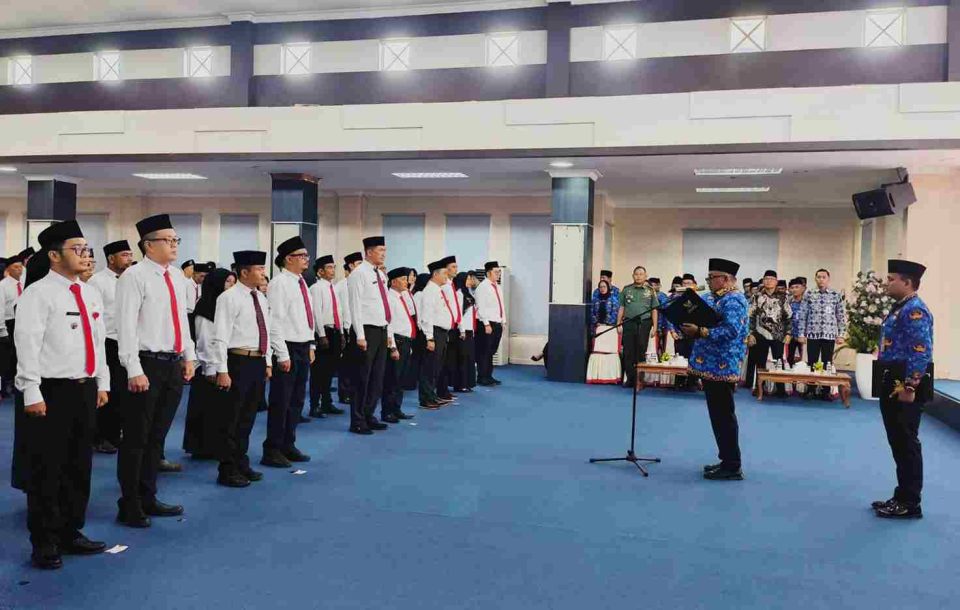 Pemerintah Kota Tanjungpinang melalui Dinas Tenaga Kerja, Koperasi, dan Usaha Mikro (Disnakerkopum) mengukuhkan Pengurus dan Dewan Pengawas Koperasi Kelurahan Merah Putih (KKMP) se-Kota Tanjungpinang, Kamis (17/7/2025).