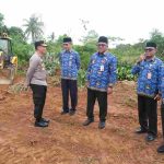 Wali Kota Tanjungpinang H. Lis Darmansyah, S.H., bersama Kapolres Tanjungpinang Kombes Pol Hamam Wahyudi, S.H., S.I.K., M.H., meninjau lokasi pembangunan Sekolah Rakyat di Jalan Daeng Kemboja, Kamis (17/7).