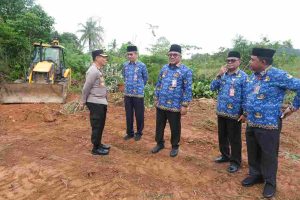 Wali Kota Tanjungpinang H. Lis Darmansyah, S.H., bersama Kapolres Tanjungpinang Kombes Pol Hamam Wahyudi, S.H., S.I.K., M.H., meninjau lokasi pembangunan Sekolah Rakyat di Jalan Daeng Kemboja, Kamis (17/7).
