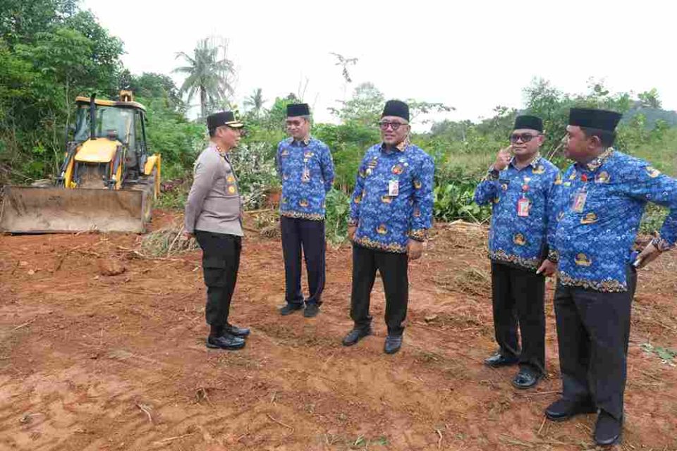 Wali Kota Tanjungpinang H. Lis Darmansyah, S.H., bersama Kapolres Tanjungpinang Kombes Pol Hamam Wahyudi, S.H., S.I.K., M.H., meninjau lokasi pembangunan Sekolah Rakyat di Jalan Daeng Kemboja, Kamis (17/7).