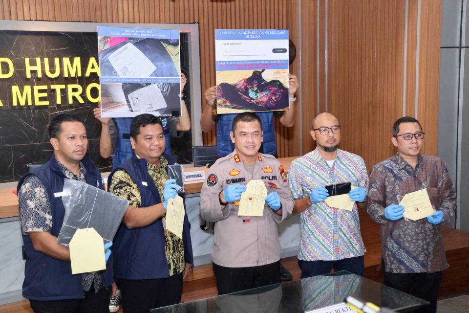 Direktorat Reserse Kriminal Khusus (Ditreskrimsus) Polda Metro Jaya berhasil menangkap dua pelaku penipuan daring berinisial T dan MFB