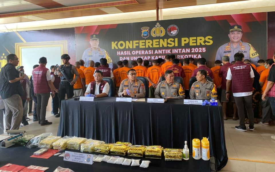 Kapolres Banjarbaru AKBP Pius X Febry Aceng Loda dalam konferensi pers di Aula Joglo Polres Banjarbaru pada Senin (14/7/2025