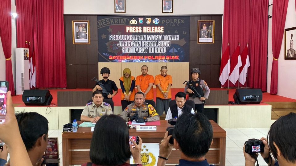 Polres Siak menggelar konferensi pers terkait pengungkapan kasus dugaan tindak pidana pemalsuan surat berupa sertifikat tanah