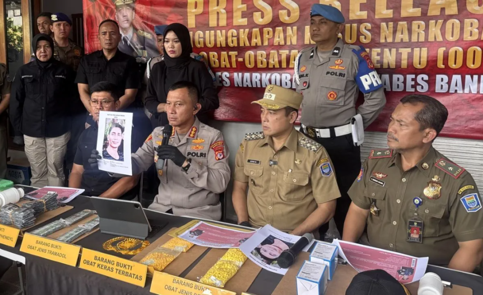 Satuan Reserse Narkoba Polrestabes Bandung mengungkap peredaran obat keras terlarang dalam jumlah besar. Sebanyak 1.271.700 butir obat-obatan berbagai jenis