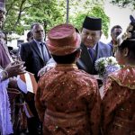 Presiden Republik Indonesia, Prabowo Subianto, tiba di Paris pada Sabtu malam, 13 Juli 2025, dalam rangka memenuhi undangan sebagai tamu kehormatan pada Bastille Day. (Foto: BPMI Setpres) Read more: https://setkab.go.id/senyum-bunga-dan-bendera-sambutan-diaspora-untuk-presiden-prabowo-di-paris/