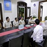 Presiden Republik Indonesia, Prabowo Subianto, melakukan kunjungan ke kediaman Presiden ke-7 RI Joko Widodo (Jokowi), di Sumber, Kota Surakarta, Provinsi Jawa Tengah, pada Minggu, 20 Juli 2025. (Foto: BPMI Setpres) Read more: https://setkab.go.id/kehadiran-indonesia-kian-diakui-presiden-prabowo-diterima-hangat-para-pemimpin-dunia/