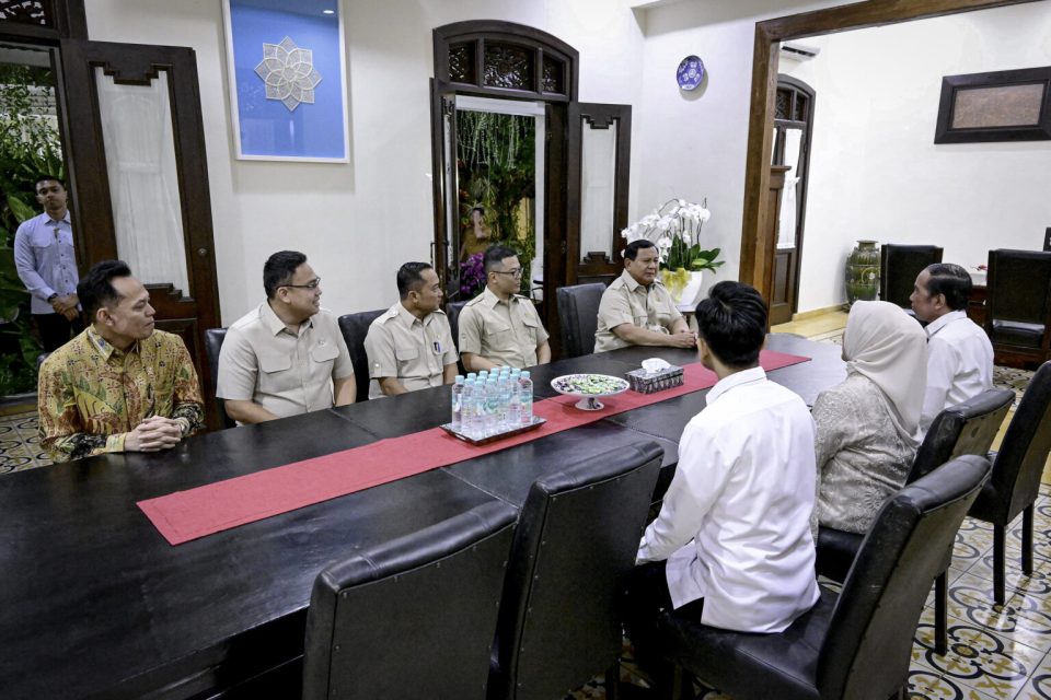 Presiden Republik Indonesia, Prabowo Subianto, melakukan kunjungan ke kediaman Presiden ke-7 RI Joko Widodo (Jokowi), di Sumber, Kota Surakarta, Provinsi Jawa Tengah, pada Minggu, 20 Juli 2025. (Foto: BPMI Setpres) Read more: https://setkab.go.id/kehadiran-indonesia-kian-diakui-presiden-prabowo-diterima-hangat-para-pemimpin-dunia/