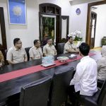 Presiden Republik Indonesia, Prabowo Subianto, melakukan kunjungan ke kediaman Presiden ke-7 RI Joko Widodo (Jokowi), di Sumber, Kota Surakarta, Provinsi Jawa Tengah, pada Minggu, 20 Juli 2025. (Foto: BPMI Setpres) Read more: https://setkab.go.id/kehadiran-indonesia-kian-diakui-presiden-prabowo-diterima-hangat-para-pemimpin-dunia/
