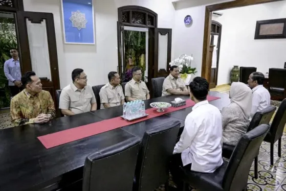 Presiden Republik Indonesia, Prabowo Subianto, melakukan kunjungan ke kediaman Presiden ke-7 RI Joko Widodo (Jokowi), di Sumber, Kota Surakarta, Provinsi Jawa Tengah, pada Minggu, 20 Juli 2025. (Foto: BPMI Setpres)

Read more: https://setkab.go.id/kehadiran-indonesia-kian-diakui-presiden-prabowo-diterima-hangat-para-pemimpin-dunia/