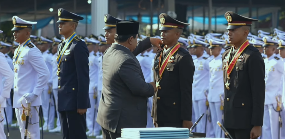 Presiden Republik Indonesia Prabowo Subianto secara resmi melantik 2.000 perwira muda TNI dan Polri Jakarta, Rabu (23/7/2025).